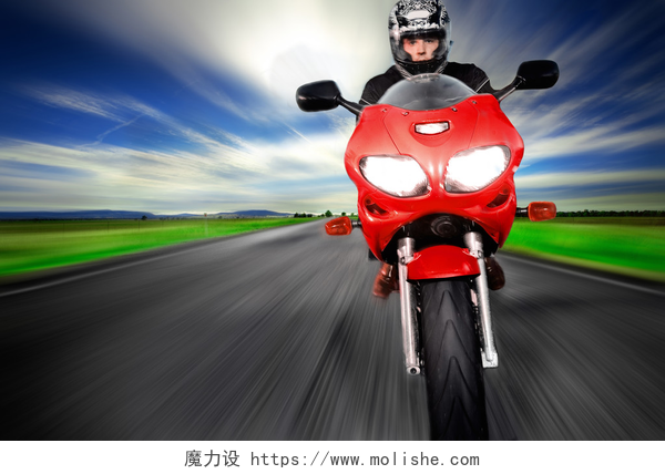 模糊背景上的摩托车男驾驶员移动速度非常快的速度摩托车